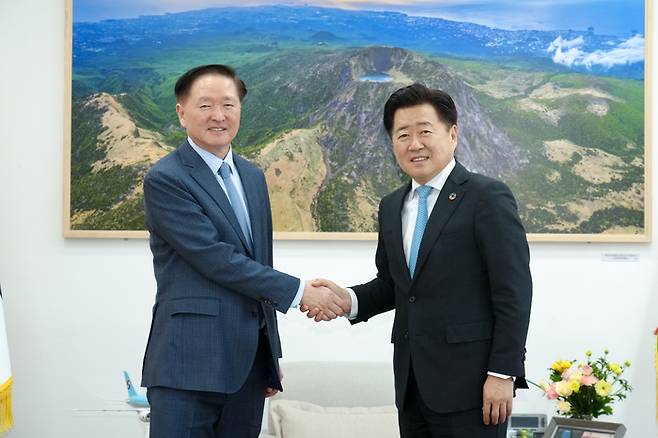 오영훈 제주지사는 지난 2월 17일 제주도청 집무실에서 우기홍 대한항공 부회장(사진 왼쪽), 이수근 한국공항 사장과 만나 제주 기점 국내외 항공편 확대와 신규 노선 개설 등 다각적인 협력 방안을 집중 논의했다.[제주도 제공]