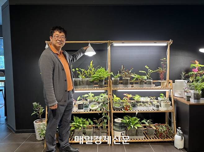 박재덕 DSE 회장이 인천 송도 DSE 본에서 히포팜텍 식물생장 LED 제품에 대해 설명하고 있다. [송도=이윤식 기자]