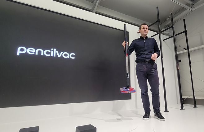 다이슨이 세계에서 가장 얇은 무선 청소기 ‘펜슬백(PencilVac™)’을 26일 공개했다. [도쿄 = 이상덕 기자]