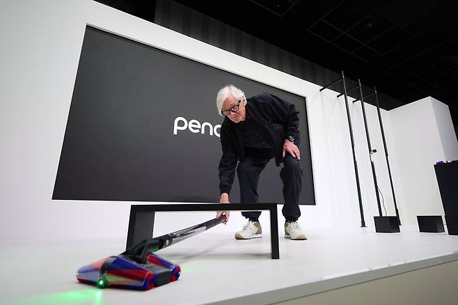 다이슨의 창업가이자 수석엔지니어인 제임스 다이슨 경이 22일 도쿄에 있는 박람회장인 스페이스오에서 가장 얇은 무선 청소기인 ‘펜슬백’을 소개하고 있다. [사진 = 다이슨]