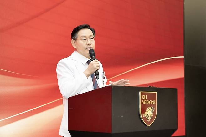 고려대의료원이 26일 고려대 의과대학 제1의학관에서 ‘미래혁신 2028 대전환’을 주제로 기자간담회를 개최했다. 윤을식 고려대 의무부총장 겸 의료원장이 인사말을 하고 있다.