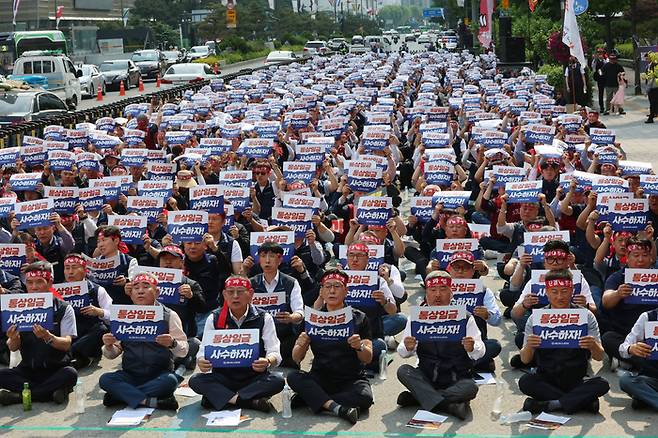 서울시버스노조 노조원들이 26일 서울 송파구 교통회관 앞에서 총파업 투쟁 승리쟁취 버스노동자 결의대회를 갖고 구호를 외치고 있다. 서울, 인천, 부산 등 전국 22개 지역 전국자동차노동조합연맹 산하 시내버스 노조는 노사교섭 결렬시 28일 동시 총파업을 진행한다고 밝혔다. [사진 = 뉴스1]