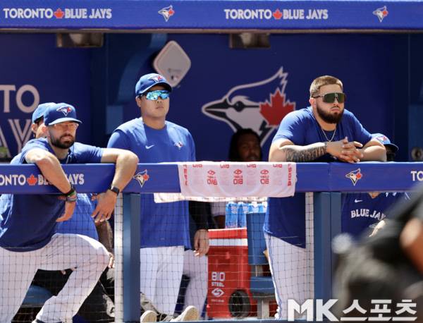 지난 2023시즌 도중 더그아웃에서 경기를 지켜보는 류현진과 매노아의 모습. 사진= MK스포츠 DB