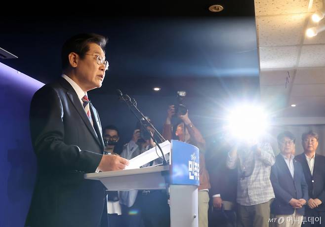 [서울=뉴시스] 고승민 기자 = 이재명 더불어민주당 대선 후보가 25일 서울 여의도 당사에서 기자간담회를 하고 있다. 2025.05.25. kkssmm99@newsis.com /사진=고승민