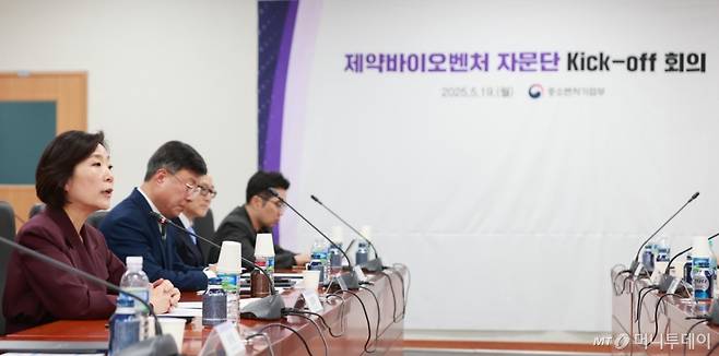 [서울=뉴시스] 오영주 중소벤처기업부 장관이 19일 대전 한국생명공학연구원에서 열린 ‘제약바이오벤처 자문단 Kick-off 회의’에서 모두 발언을 하고 있다. (사진=중소벤처기업부 제공) 2025.05.19. *재판매 및 DB 금지 /사진=류현주