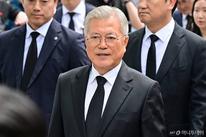 문재인 전 대통령이 23일 오후 경남 김해시 봉하마을에서 열린 고 노무현 전 대통령 16주기 추도식에 참석하고 있다. 2025.05.23. /사진=뉴시스(차용현 기자) /사진=차용현