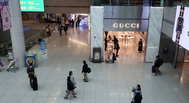 지난 3월 12일 인천국제공항 면세구역에서 여행객들이 오가고 있다.  / 사진 = 뉴시스