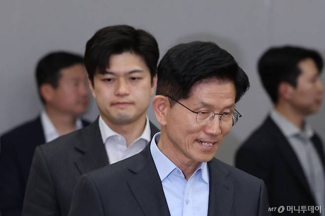 김문수 국민의힘 대통령 후보가 26일 경기 평택시 삼성전자 평택캠퍼스를 방문해 김용태 비대위원장과 함께 간담회실로 들어서고 있다. (공동취재) 2025.5.26/사진=뉴스1 /사진=(평택=뉴스1) 이광호 기자