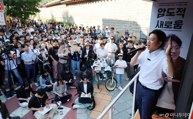 이준석 개혁신당 대통령선거 후보가 25일 서울 종로구 종묘 인근 서순라길에서 유세를 하며 지지를 호소하고 있다.(공동취재) 2025.05.25. /사진=뉴시스 /사진=