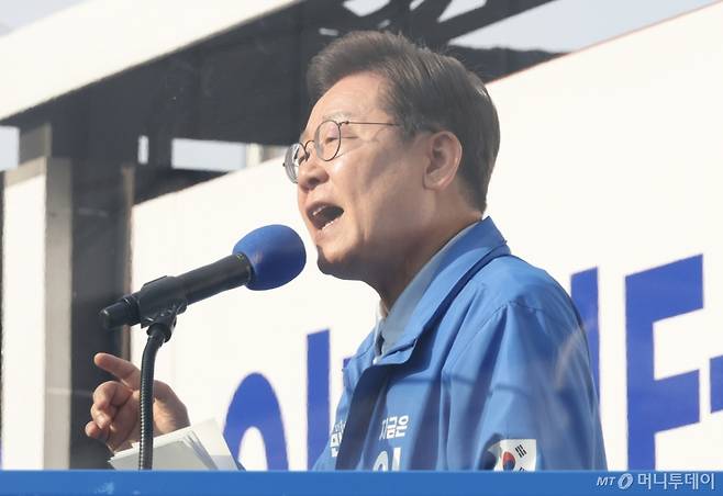 [남양주=뉴시스] 조성봉 기자 = 이재명 더불어민주당 대선 후보가 26일 경기 남양주 평내호평역 광장에서 열린 유세에서 시민들에게 지지를 호소하고 있다. 2025.05.26. suncho21@newsis.com /사진=조성봉