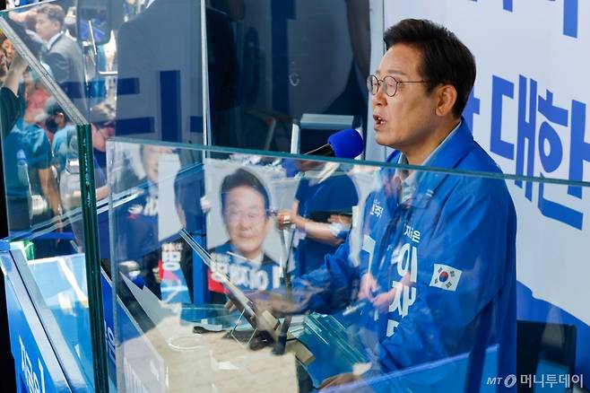 [수원=뉴시스] 조성봉 기자 = 이재명 더불어민주당 대선후보가 26일 경기 수원시 팔달문 영동시장 입구에서 열린 집중유세에서 연설하고 있다. (공동취재) 2025.05.26.
