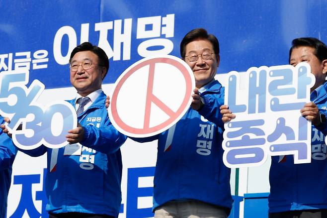 사진은 이재명 더불어민주당 대통령 후보가 26일 오후 경기 남양주시 평내호평역 광장을 찾아 사전투표를 독려하고 있는 모습. /사진=뉴스1