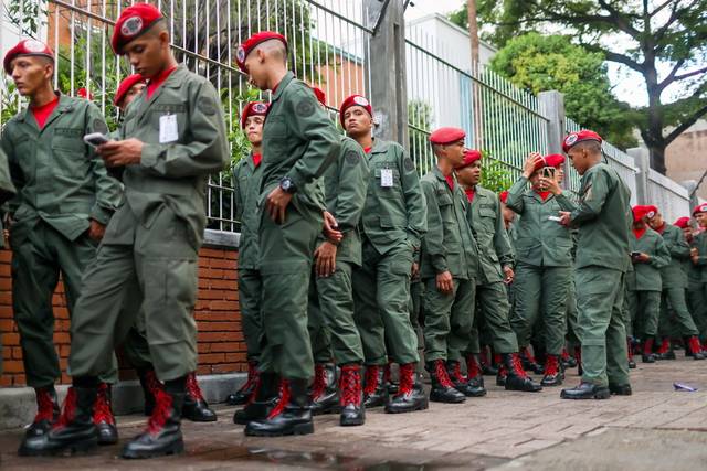 투표소에 시민은 없고 군인만 25일 베네수엘라 수도 카라카스의 한 투표소 앞에 빨간색 베레모와 녹색 군복을 입은 베네수엘라 군인들이 투표를 위해 차례를 기다리고 있다. 외신과 현지 언론은 이날 투표소에는 경비를 맡거나 투표를 하려는 군인들 외에 찾는 사람이 거의 없어 사실상 텅 비어 있었다고 보도했다.  EPA 연합뉴스