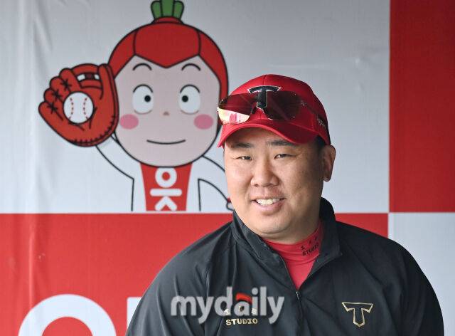 20일 오후 경기도 수원시 조원동 수원kt위즈파크에서 진행된 '2025 프로야구 KBO리그' kt위즈와 KIA타이거즈의 경기. 기아 이범호 감독이 경기전 훈련에서 미소를 짓고 있다./마이데일리