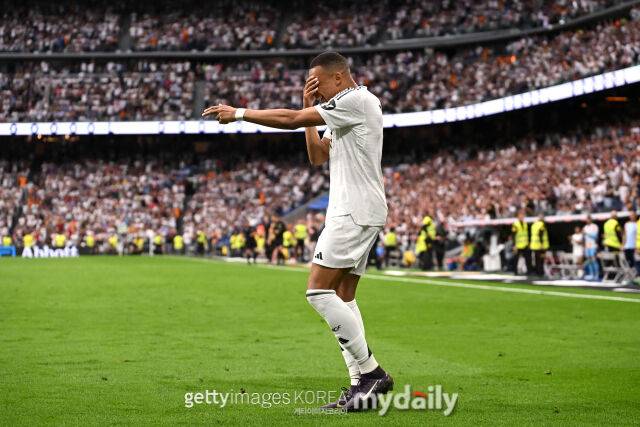 음바페가 24일 소시에다드와 경기에서 골 뒤풀이를 하고 있다. /게티이미지코리아