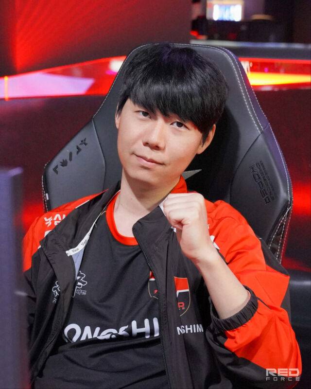 농심 레드포스 리헨즈(손시우) 선수가 파이팅 포즈를 취하고 있다./농심 레드포스 인스타그램