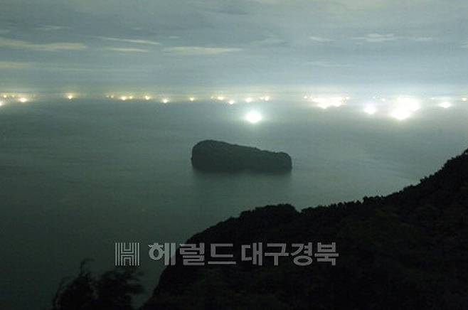 울릉도의 밤바다는 오징어배가 연출하는 어화로 물결친다. 이 어화는 을릉퍌경중 1경으로   특히 겨울바다에서 더욱 아름답다[헤럴드 DB]