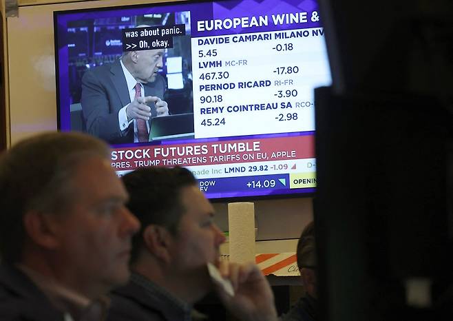 지난 23일(현지시간) 뉴욕증권거래소(NYSE) 개장 시간, 트레이더들이 뉴욕증권거래소(NYSE) 객장에서 업무를 보고 있다. [AFP]