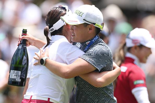 LPGA 멕시코 리비에라 마야 오픈 챔피언 이와이 치사토(왼쪽)를 축하해 주는 쌍둥이 자매 이와이 아키에   [게티이미지]