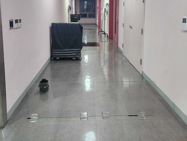 연구팀이 개발한 PINMAP을 적용한 로봇이 투명 유리 장애물을 인식하는 실험 모습.[DGIST 제공]