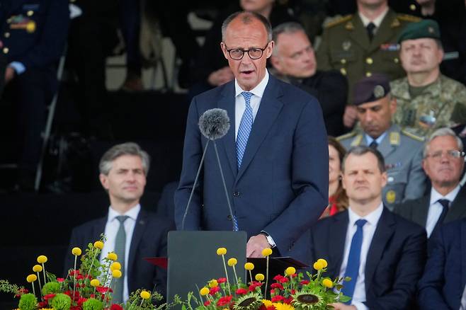 프리드리히 메르츠 독일 총리가 지난 22일(현지시간) 리투아니아 수도 빌뉴스에서 열린 독일 제45기갑여단 ‘리에투바’ 출범식에서 연설하고 있다. [로이터]