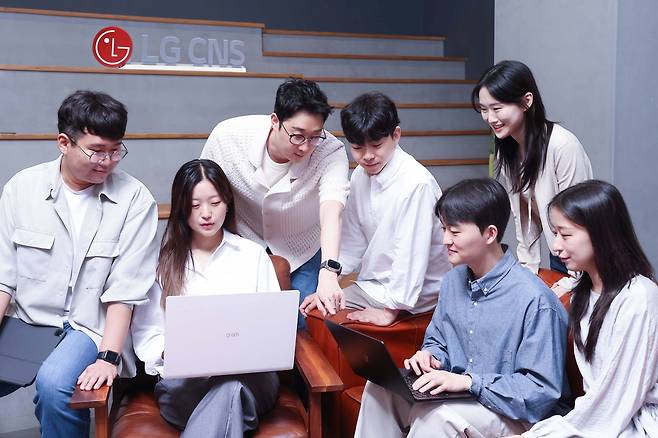 LG CNS AI센터 전문가들이 아이디어를 공유하는 모습. [LG CNS 제공]