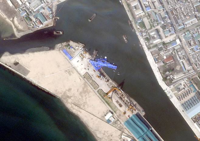 조선중앙통신은 26일 구축함 진수 사고와 관련해 법기관이 전날 리형선 노동당 중앙위원회 군수공업부 부부장을 구속했다고 보도했다. 지난 23일 위성 촬영된 파란색 방수포로 덮인 것으로 추정되는 사고 구축함 모습. [AFP]