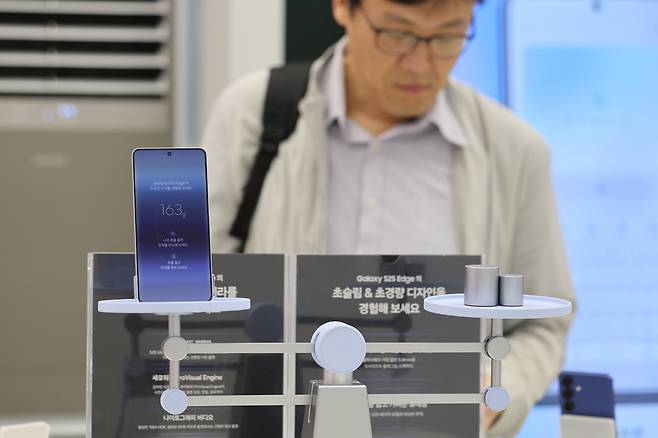 지난 23일 서울 삼성 강남에 이날 출시된 삼성전자의 가장 얇은 스마트폰 ‘갤럭시 S25 엣지’가 전시돼있다. [연합]