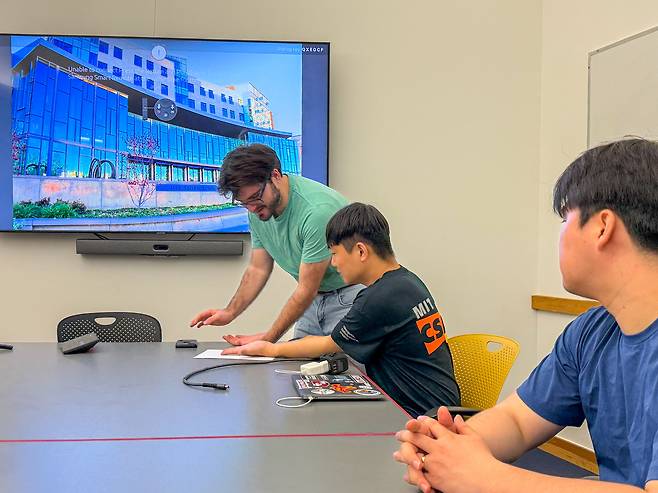 GIST와 MIT 연구진이 착용형 인터페이스를 활용한 피지컬 AI 상호작용 기술을 논의하고 있다.[GIST 제공]