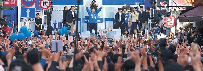 이재명 더불어민주당 대선 후보가 26일 수원 아주대학교에서 대학생 간담회를 열고, 용인 등지에서 집중 유세를 펼쳤다. 사진은 전날인 25일 충남 천안시 동남구 신부문화거리에서 열린 유세에서 시민들에게 양팔을 벌려 인사하고 있는 모습 [연합]