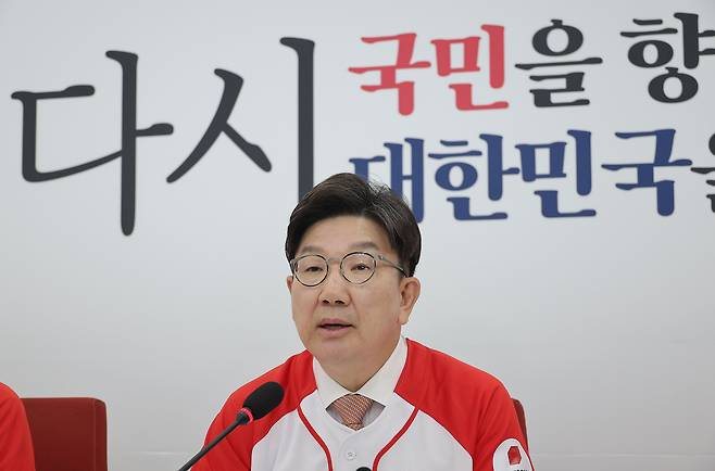 국민의힘 권성동 원내대표가 26일 국회에서 대선 현안 관련 기자간담회를 하고 있다. <연합>