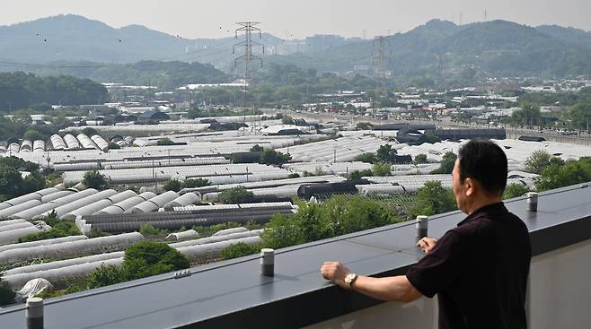 공공택지지구 고양창릉 S3·S4블록 공사 현장에서 문화재 흔적이 발견돼 한국토지주택공사(LH)가 정밀조사에 착수한 것으로 알려졌다. 공공분양 아파트 1800여 가구가 들어설 예정인 이 구역은 추가 조사 결과에 따라 본청약 시기가 연기될 수도 있다는 관측이 나온다. 사진은 26일 오전 경기도 고양시 내 고양창릉공공주택지구 일대 모습  고양=임세준 기자