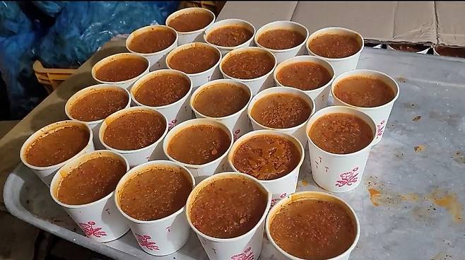 김치찌개에서 거른 기름을 담은 종이컵이 일열종대로 서 있다. [식약처 제공]