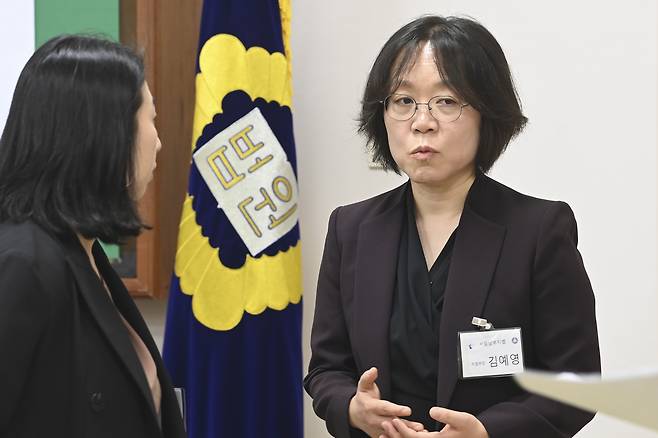 26일 경기도 고양시 사법연수원에서 열린 전국법관대표회의에 앞서 의장을 맡은 김예영 서울남부지법 부장판사(오른쪽)가 참석자와 이야기하고 있다. [연합]