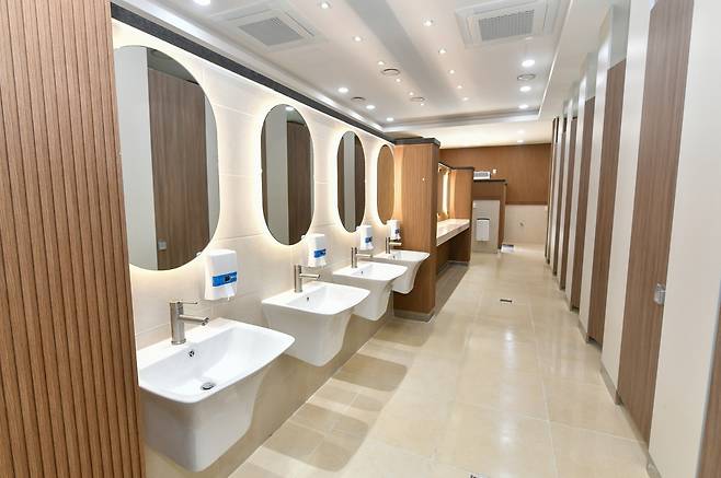 영주시는 20년 된 부석사 노후 공공화장실을 고급 호텔 수준의 품격 있는 공간으로 탈바꿈시켜 관광객들로부터 호응을 얻고 있다. [영주시 제공]