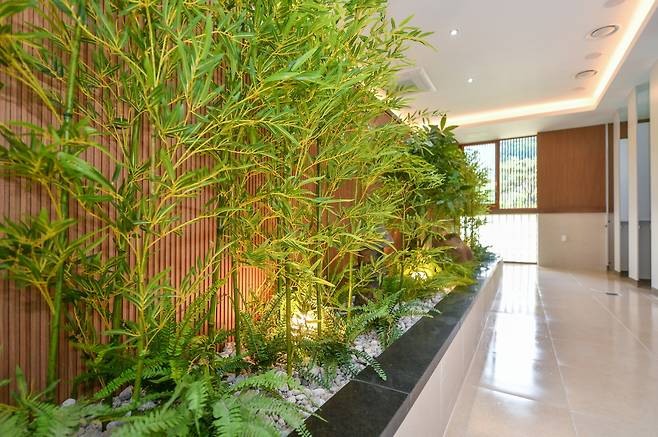 영주시는 20년 된 부석사 노후 공공화장실을 고급 호텔 수준의 품격 있는 공간으로 탈바꿈시켜 관광객들로부터 호응을 얻고 있다. [영주시 제공]