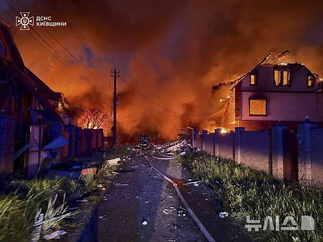 [키이우=AP/뉴시스]우크라이나 응급서비스가 제공한 사진에 25일(현지 시간) 키이우에서 러시아의 공습으로 화재가 발생해 소방관들이 진화하고 있는 모습이 담겼다. 2025.05.26.