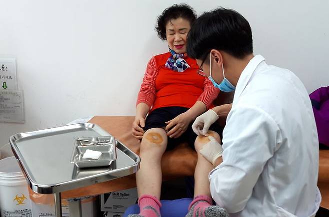 [순창=뉴시스] 70대 환자가 순창보건의료원에서 진료를 받고 있다. (사진= 뉴시스DB) 2025.02.03.photo@newsis.com. *재판매 및 DB 금지