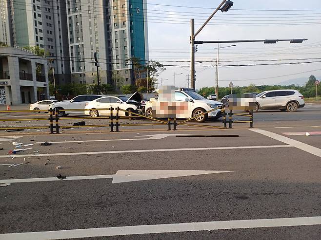 [서산=뉴시스] 26일 오전 6시3분께 충남 서산시 예천동 롯데마트 사거리에서 발생한 교통사고로 부서진 K7 승용차를 레커차가 옮기고 있다. (사진=서산소방서 제공) 2025.05.26. photo@newsis.com *재판매 및 DB 금지