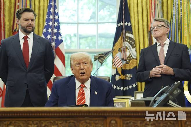 [워싱턴=AP/뉴시스] 도널드 트럼프 미국 대통령이 지난 8일(현지 시간) 백악관 집무실에서 JD 밴스 부통령, 피터 맨델슨 주영국대사를 배석한 채 영국과의 무역 합의를 발표하고 있다. 밴스 부통령은 트럼프 대통령 뒤를 이을 유력 후계자로 거론된다. 2025.05.26.