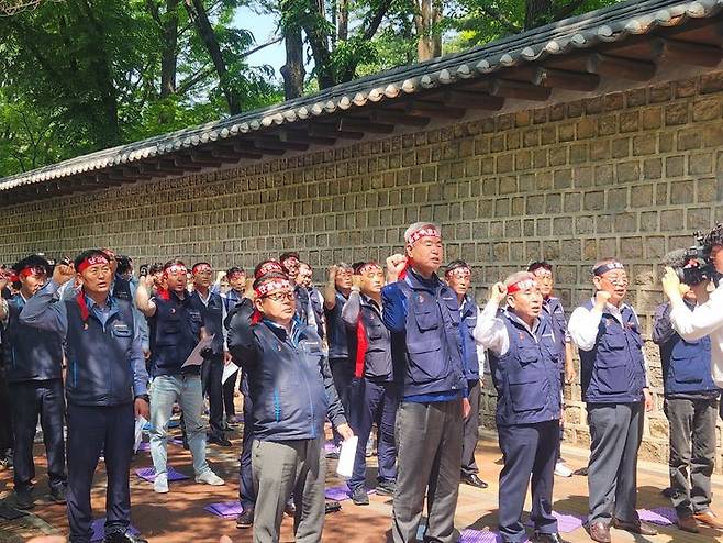 [서울=뉴시스] 고가혜 기자= 서울시 버스노조 각 지부가 지난 14일 오전 서울시청 서소문별관 덕수궁 쪽 인도에서 서울시 규탄 결의대회를 진행하고 있다. 2025.05.14 gahye_k@newsis.com *재판매 및 DB 금지