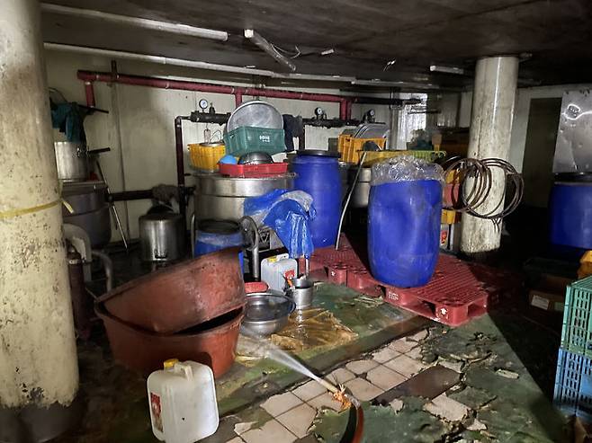 [서울=뉴시스] 식품의약품안전처는 식품제조·가공업 영업등록을 하지 않고 비위생적인 환경에서 즉석조리식품(김치찌개)를 제조·판매한 A사 대표를 식품위생법 위반 혐의로 검찰에 송치했다고 26일 밝혔다. (사진=식약처 제공) 2025.05.26. photo@newsis.com *재판매 및 DB 금지