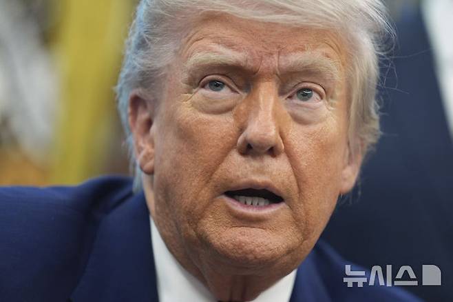 [워싱턴=AP/뉴시스] 25일(현지 시간) 야후 파이낸스에 따르면 트럼프의 정책은 지속해서 시장을 주도하고 있다. 사진은 도널드 트럼프 미국 대통령이 23일(현지 시간) 백악관 집무실에서 원자력 에너지 관련 행정명령에 서명한 후 기자들의 질문에 답하고 있다. 2025.05.26.