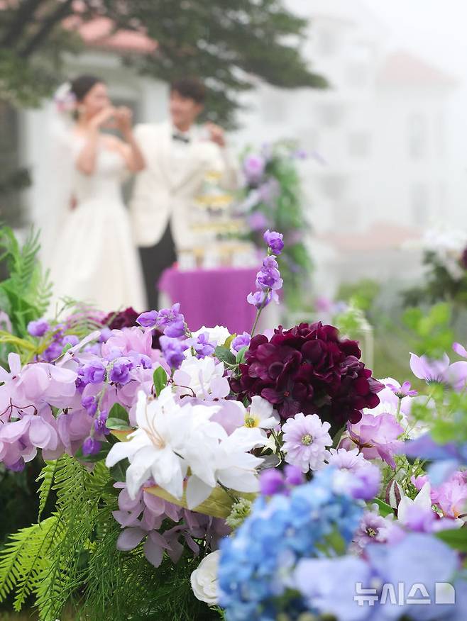 [제주=뉴시스] 우장호 기자 = 21일 오후 제주시 조천읍 에코랜드 호텔 정원에서 중국인 남여 한쌍이 야외 결혼식을 치르고 있다. 2025.05.21. woo1223@newsis.com