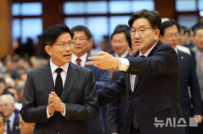 [단양=뉴시스] 권창회 기자 = 김문수 국민의힘 대선 후보와 권성동 원내대표가 24일 오전 충북 단양군 구인사에서 열린 상월원각대조사 제51주기 열반대제에 참석하고 있다. 2025.05.24. kch0523@newsis.com