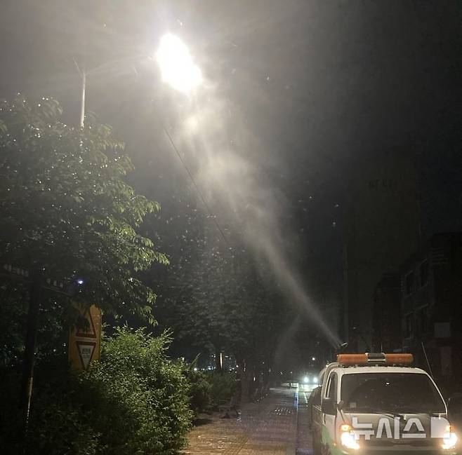 [여주=뉴시스]동양하루살이 야간 퇴치 모습(사진=여주시 제공)2025.05.26.photo@newsis.com