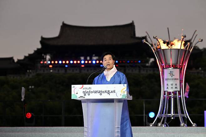 [밀양=뉴시스] 제67회 밀양아리랑대축제 안병구 시장이 대회사를 하고 있다. (사진=밀양시 제공) 2025.05.26. photo@newsis.com *재판매 및 DB 금지