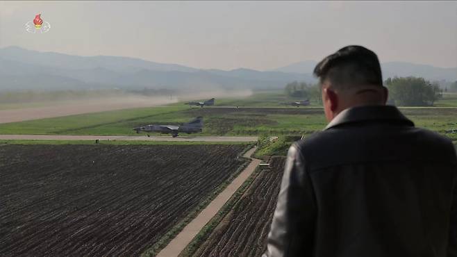 [서울=뉴시스] = 김정은 북한 국무위원장이 지난 15일 제1공군사단 관하 비행연대를 방문해 공군 반항공(방공)전투 및 공습 훈련을 지도했다고 조선중앙TV가 17일 보도했다. (사진=조선중앙TV 캡처) 2025.05.17. photo@newsis.com *재판매 및 DB 금지