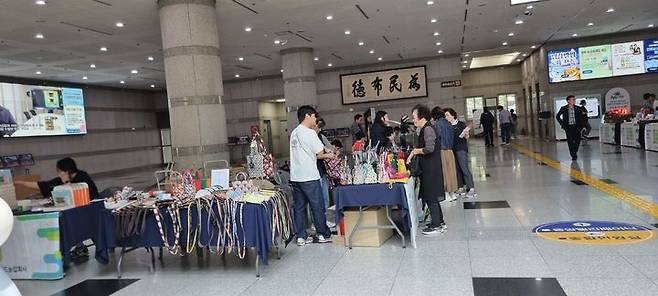 [진주=뉴시스]진주시청 1층 로비 중증장애인생산품 전시회.2025.05.26.jkgyu@newsis.com *재판매 및 DB 금지