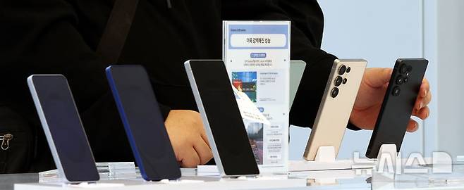 [서울=뉴시스] 박주성 기자 = 지난 4월 30일 서울 강남구 서초동 삼성 강남에서 고객들이 갤럭시 S25를 만져보고 있다.  2025.04.30. park7691@newsis.com